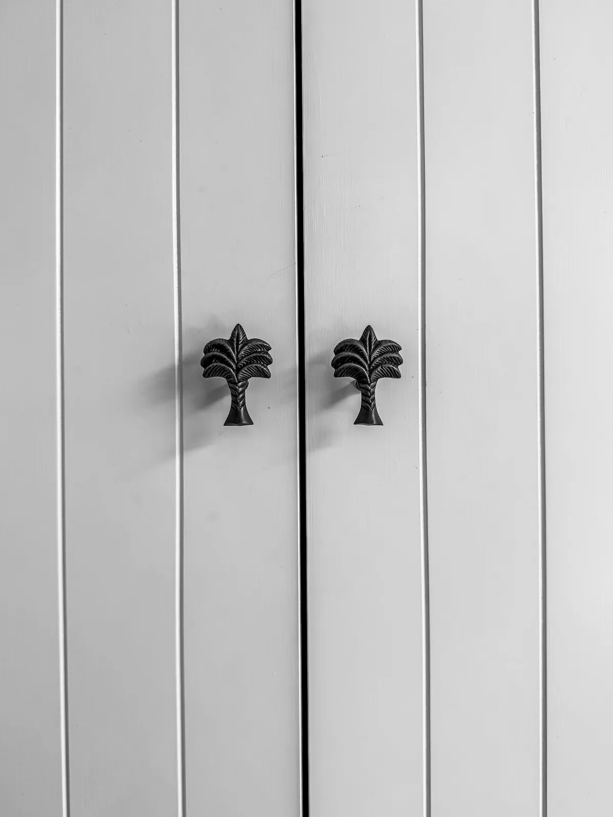 Vertical-groove cabinet doors with palm-leaf handles